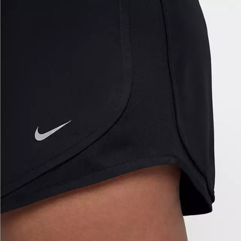 NWT woman’s Nike Tempo black in black shorts XXL.